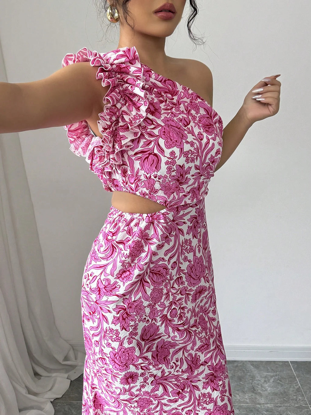 A sexy flower-patterned off-the-shoulder dress with lace sleeves and a cutout design at the waist