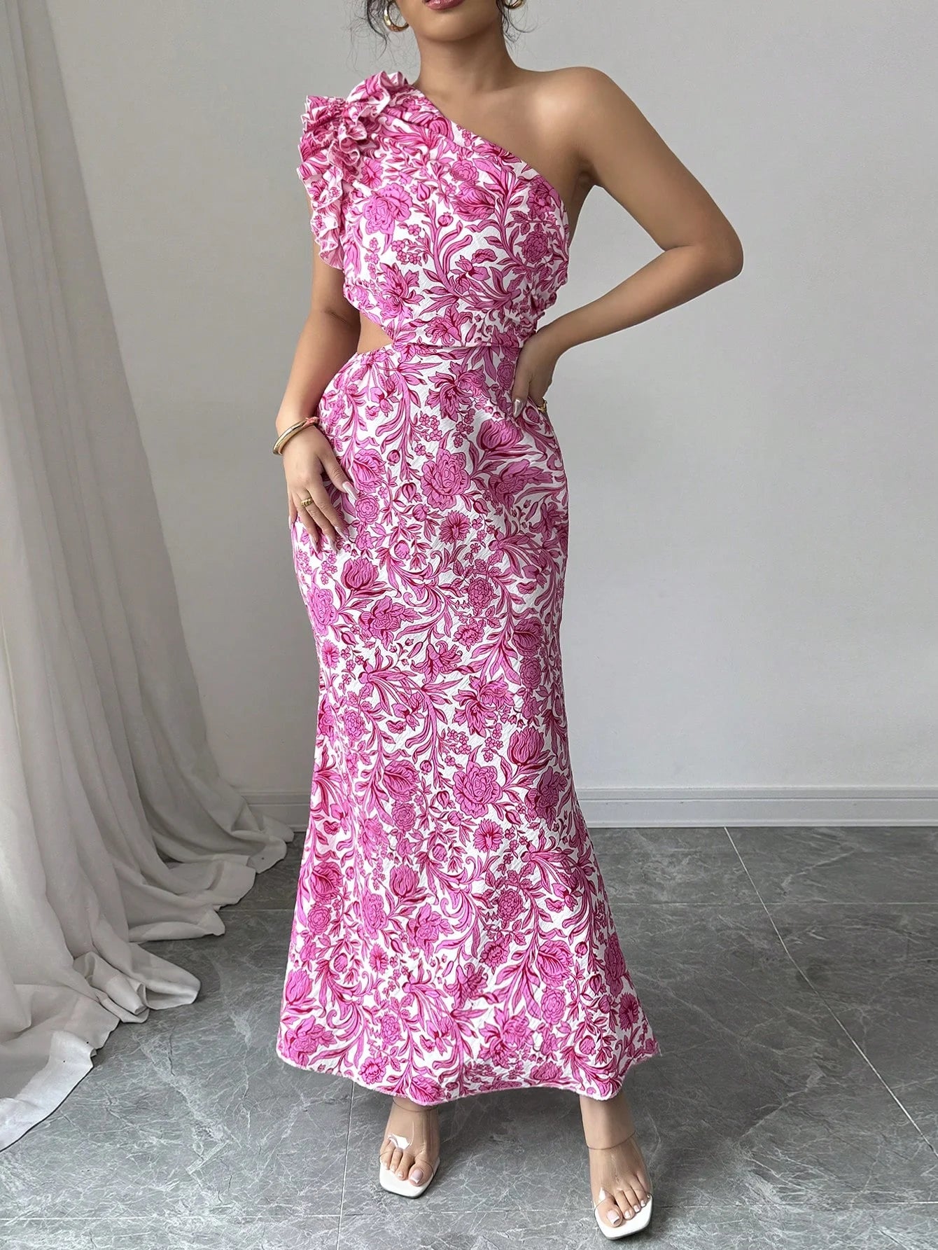 A sexy flower-patterned off-the-shoulder dress with lace sleeves and a cutout design at the waist