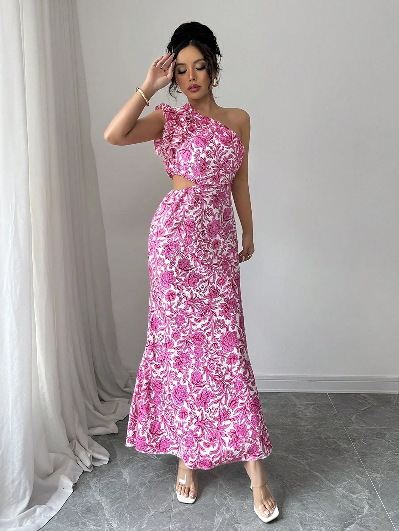 A sexy flower-patterned off-the-shoulder dress with lace sleeves and a cutout design at the waist