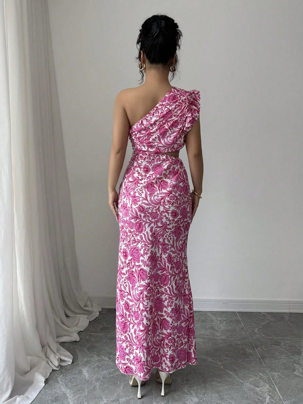 A sexy flower-patterned off-the-shoulder dress with lace sleeves and a cutout design at the waist